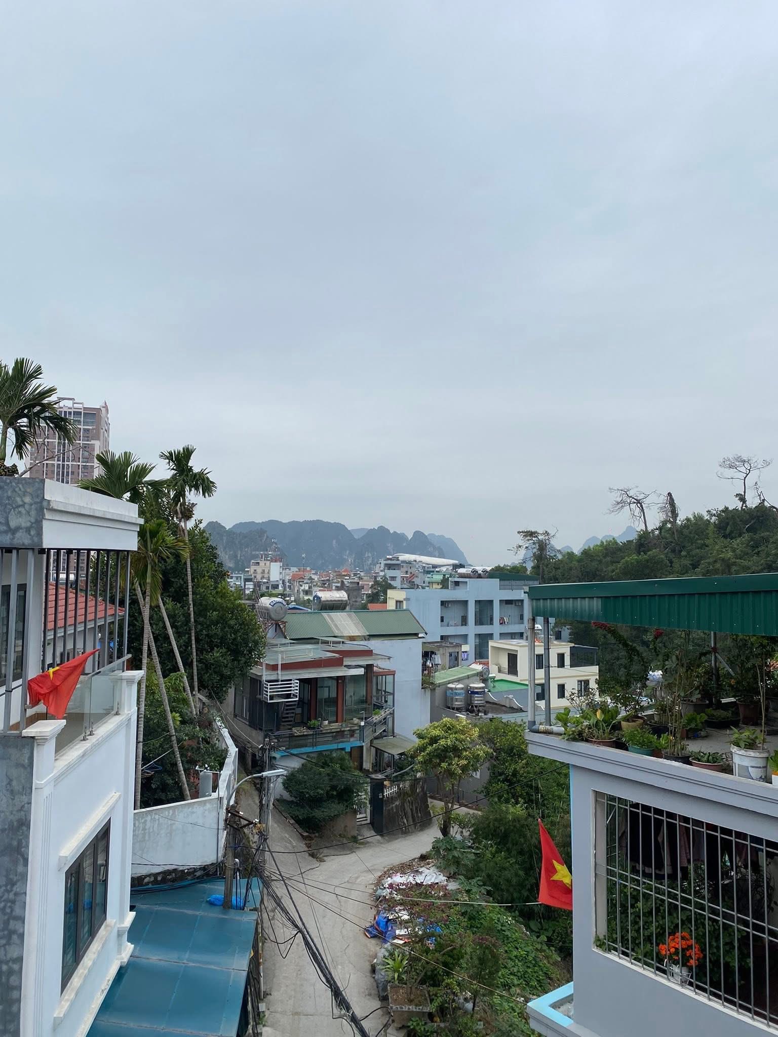 Bán Nhà 3 Tầng Ngõ 20 Nguyễn Văn Cừ,DT:60.8m2 Oto tận nơi !!!