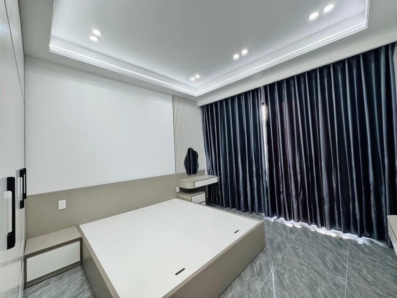 Bán Nhà 3 Tầng Ô Góc Ngõ 20 Cao Xanh. DT:80m2 Oto Tận Cửa !!!