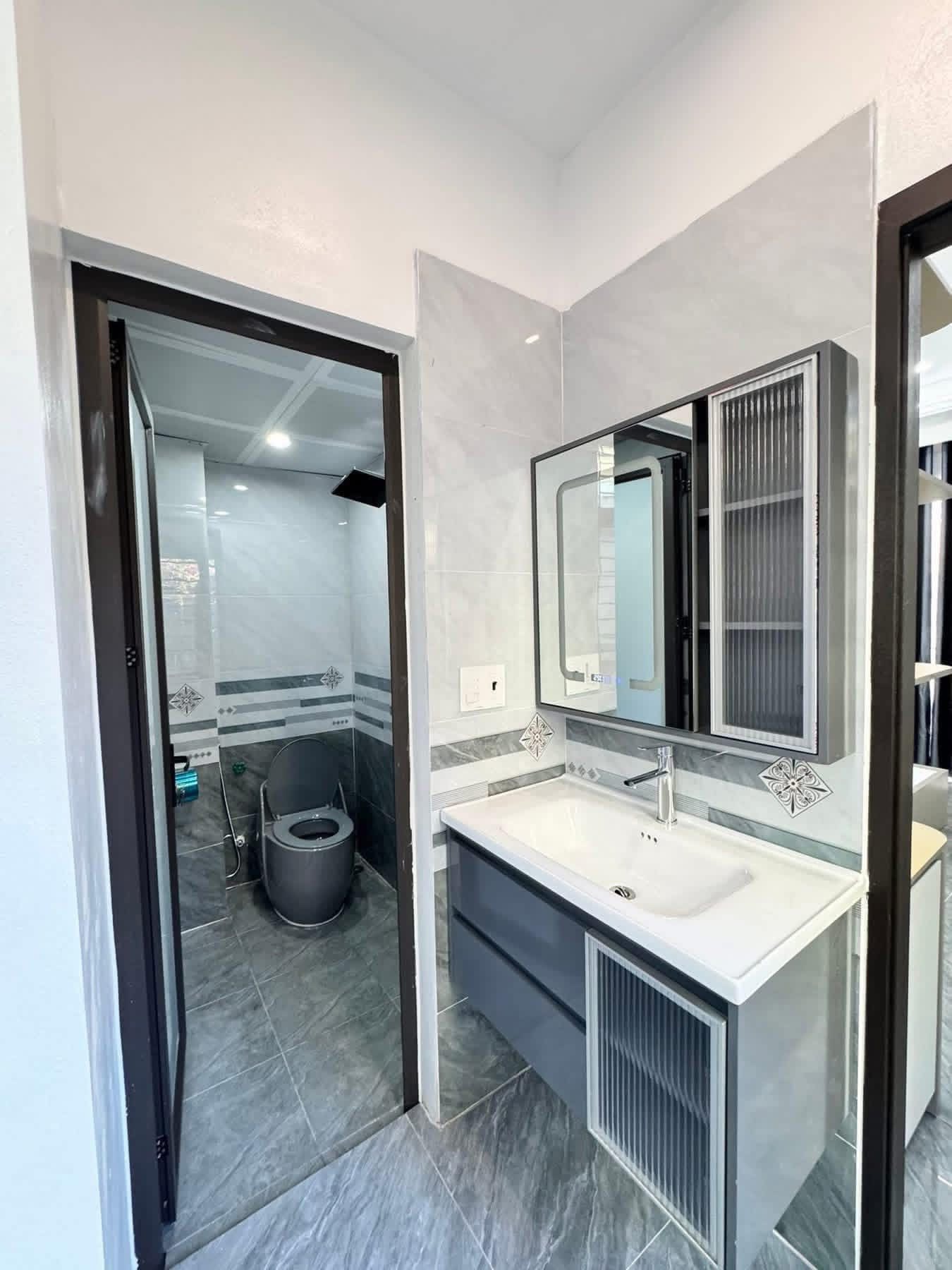 Bán Nhà 3 Tầng Ô Góc Ngõ 20 Cao Xanh. DT:80m2 Oto Tận Cửa !!!