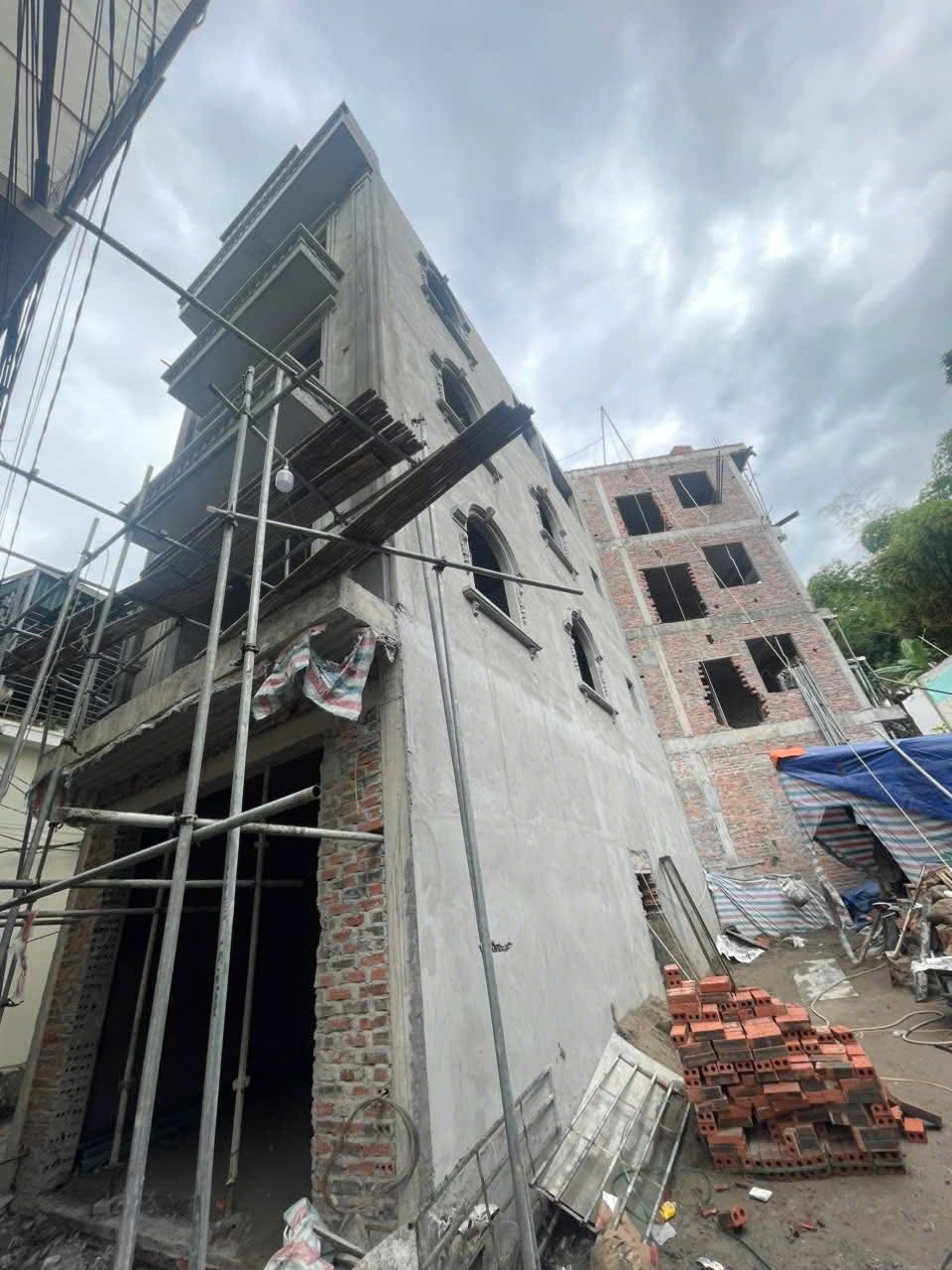 Bán Nhà 4 Tầng Ngõ 4 Nguyễn Văn Cừ. DT:52.6m2 Oto nhỏ đỗ cửa !!!