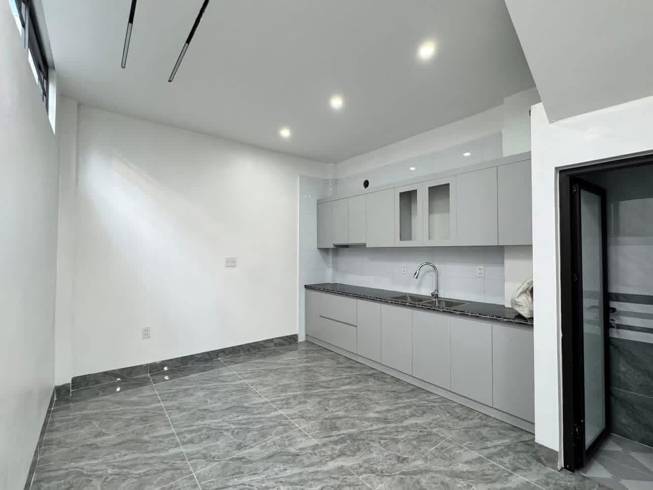 Bán Nhà 3 Tầng Ô Góc Ngõ 20 Cao Xanh. DT:80m2 Oto Tận Cửa !!!